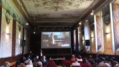 Přednáškový sál plný účastníků konference KOMPAS